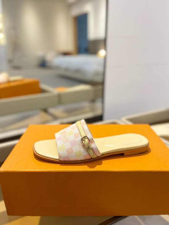 Picture of Louis Vuitton Slippers _SKULVsz35-42h0916636